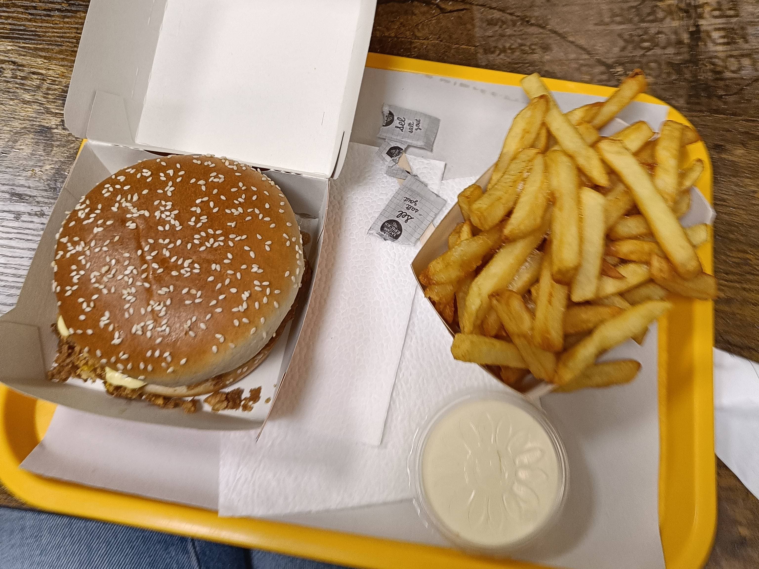 Bicky burger met friet en mayo van bovenaf op een geel dienblad