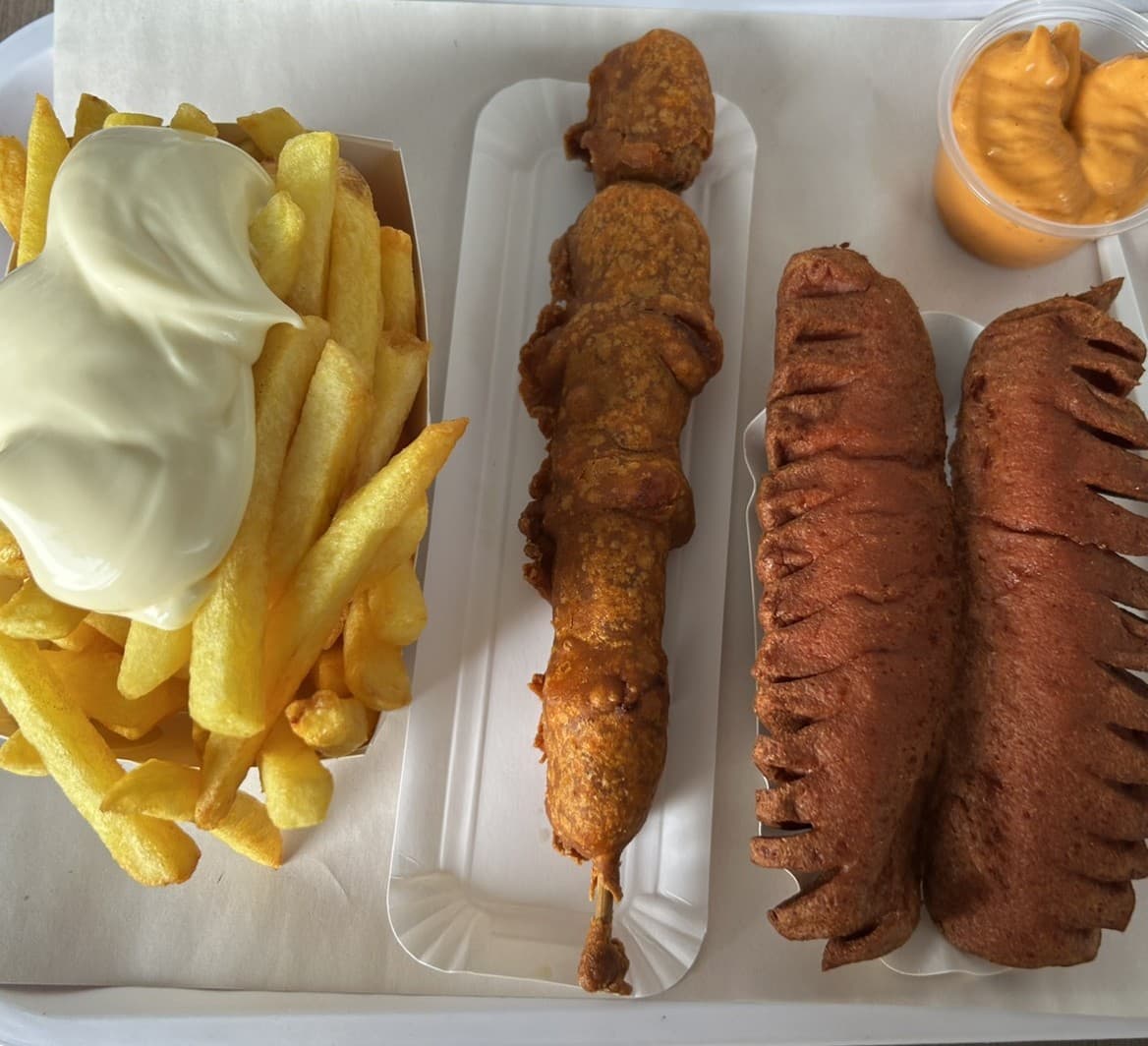 Friet met mayo, satekroket en curryworsten van bovenaf