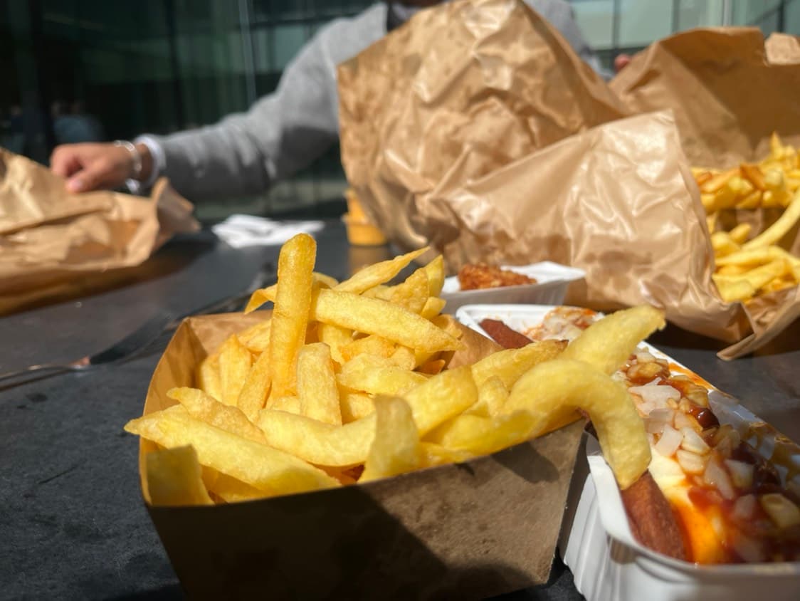 Pak friet met snacks en saus op de toonbank