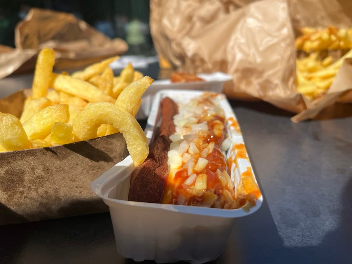 Close-up van een frikandel speciaal met frietjes