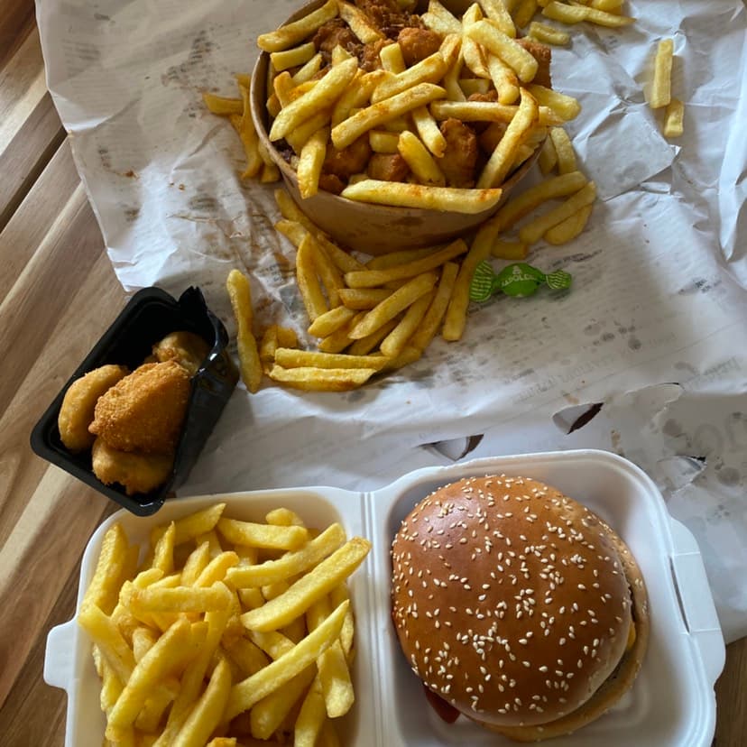 Overvolle portie friet met nuggets en een bicky